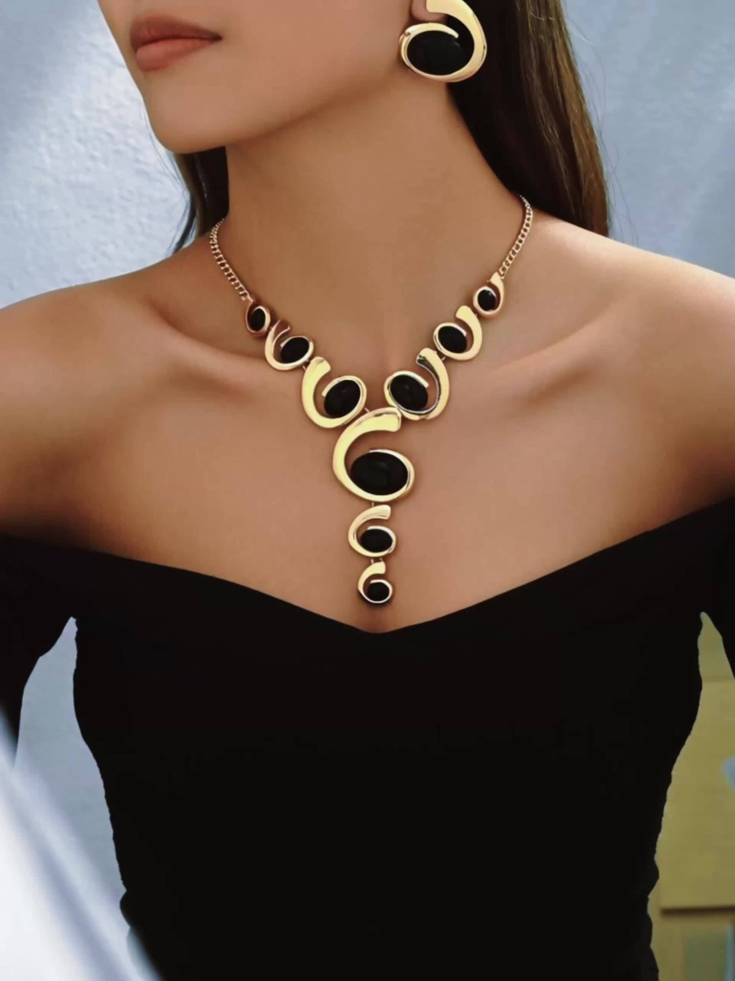 Spirale Bohème -Un design en escargot serti de strass noirs