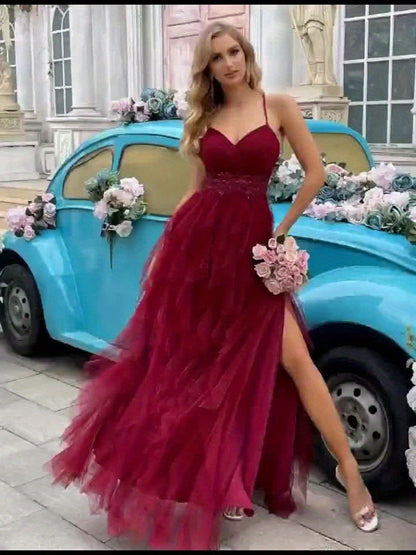 Sirèna – Bustier fleuri rouge, coupe sirène et détails froncés.