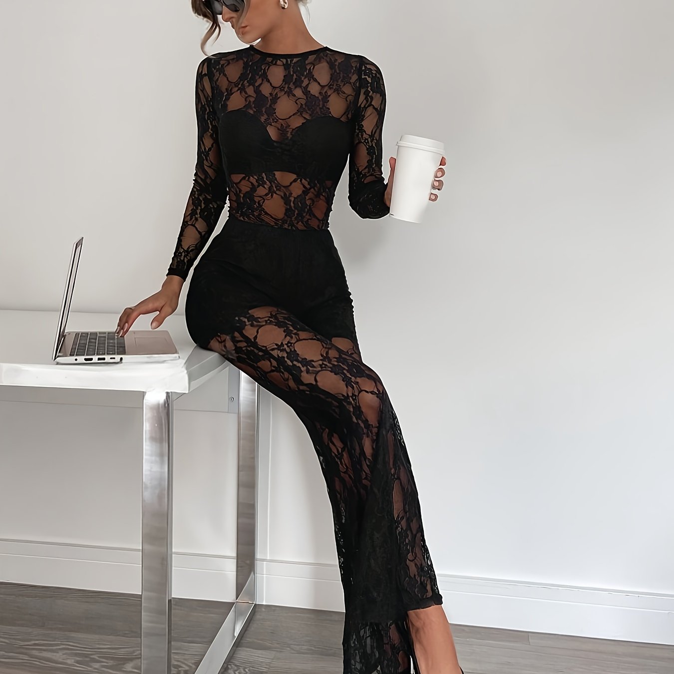 Dentelle Chic – Haut et pantalon transparents, élégance sensuelle.