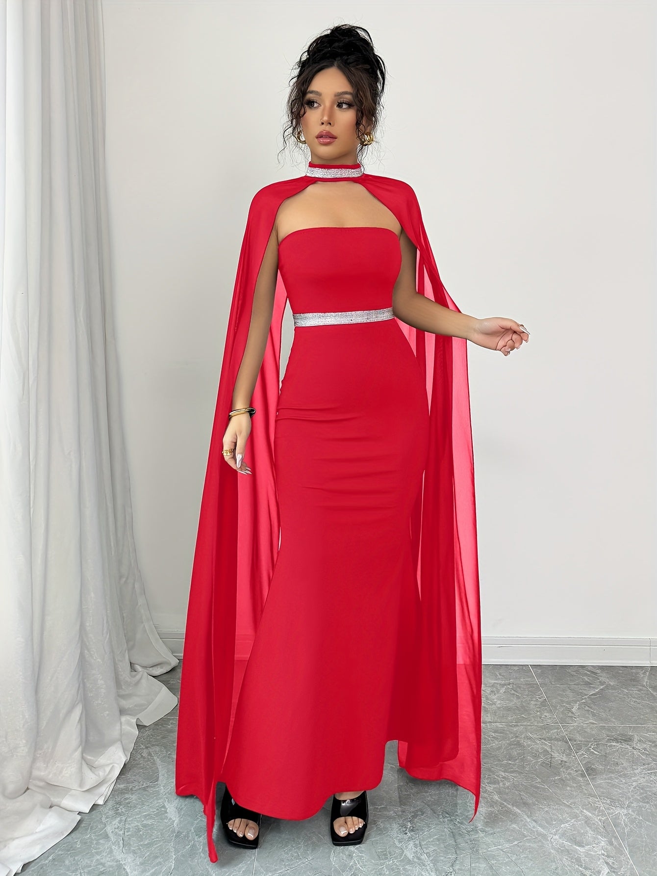 AÉLINE – Robe bandeau fluide à cape