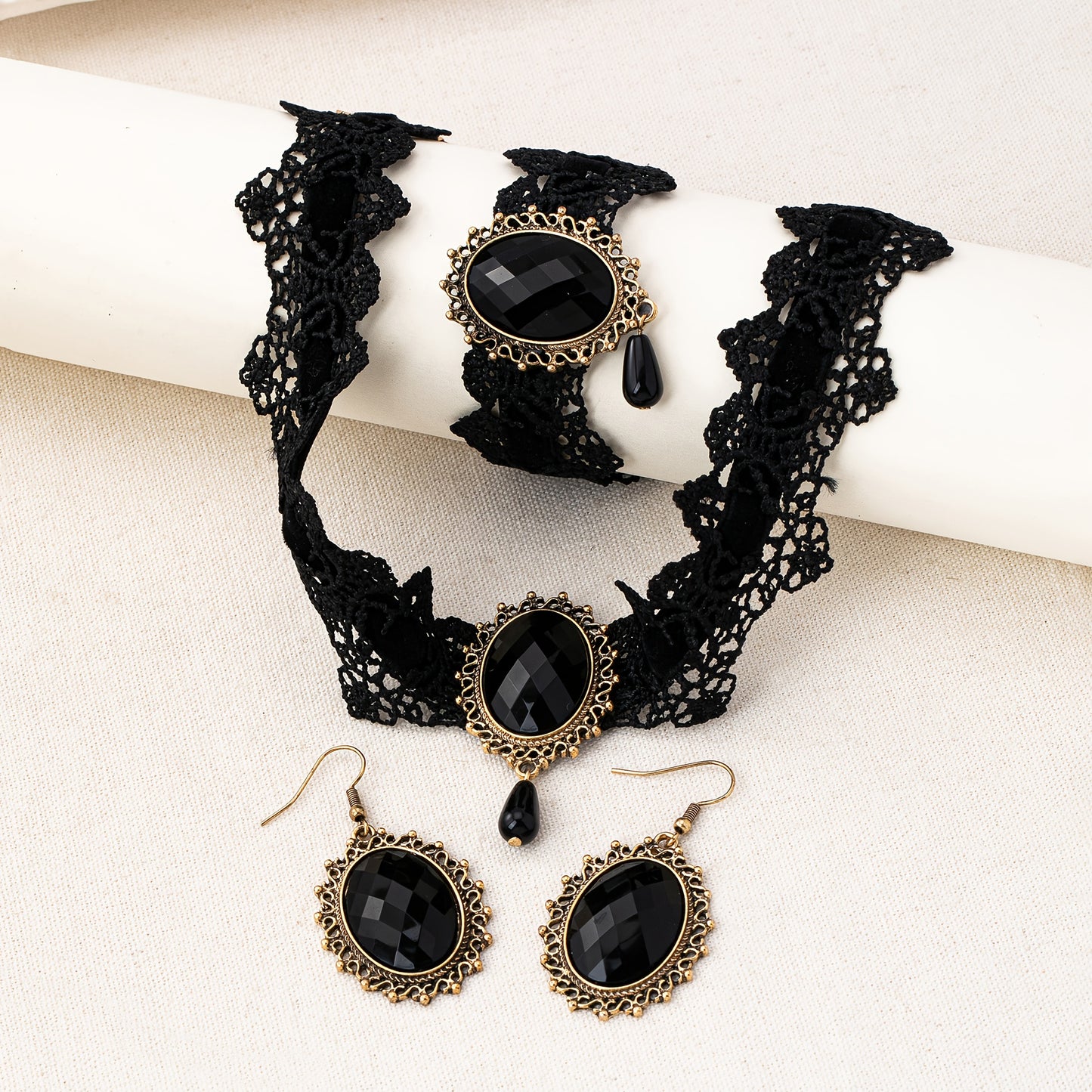 Nico- collier  ras de cou + boucles d'oreilles + bracelet