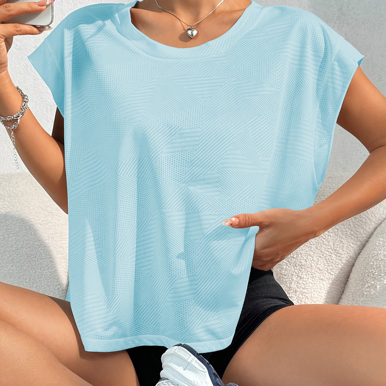 Aérien Soft – T-shirt léger semi-transparent, coupe ample et fluide.