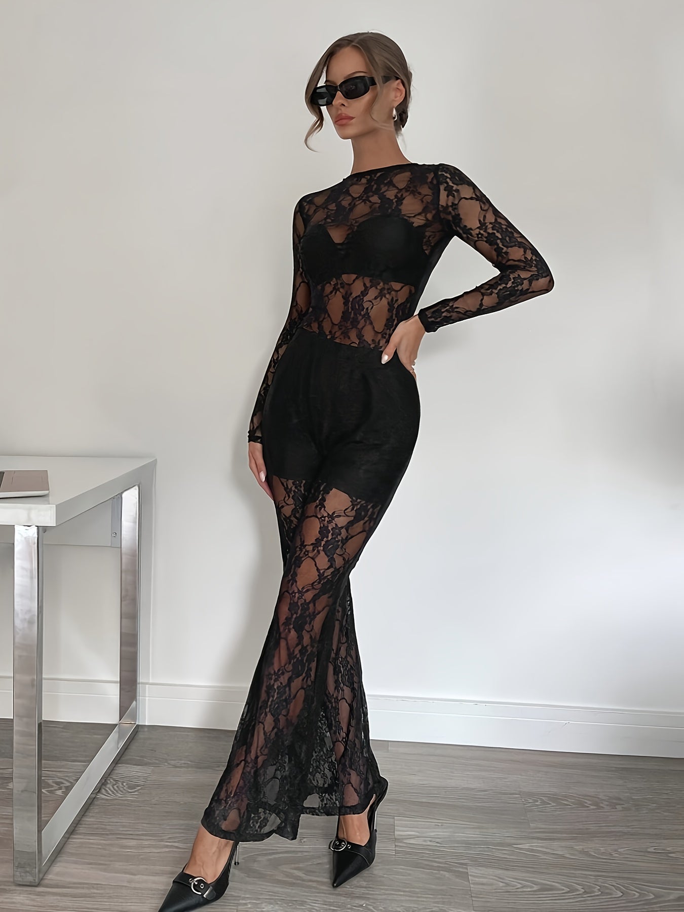 Dentelle Chic – Haut et pantalon transparents, élégance sensuelle.