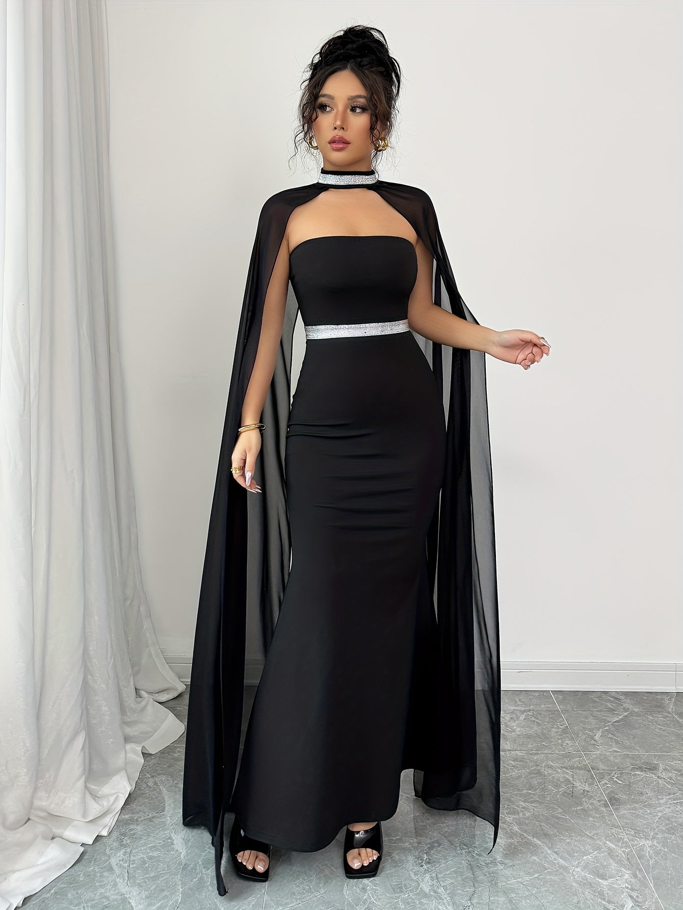 AÉLINE – Robe bandeau fluide à cape