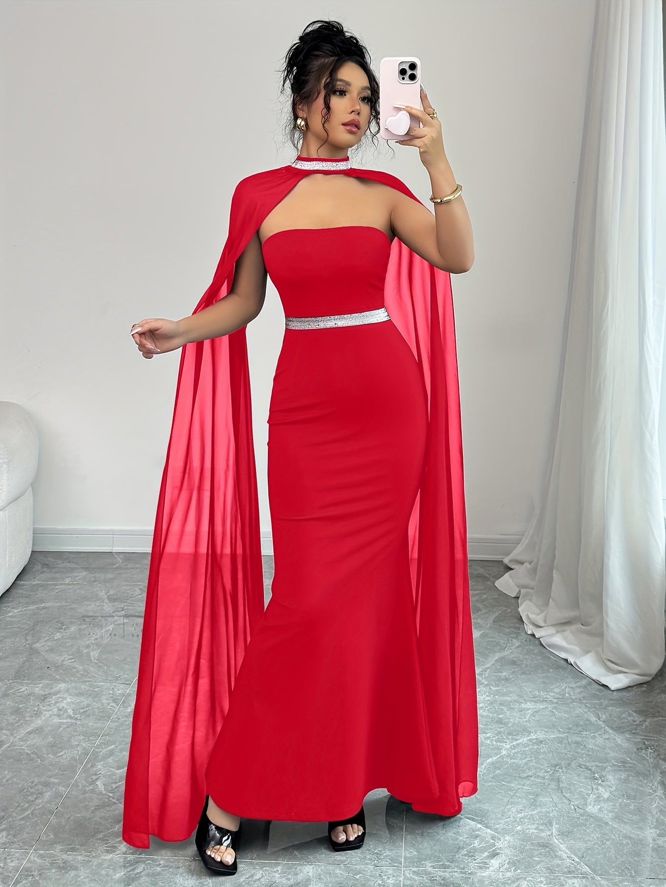 AÉLINE – Robe bandeau fluide à cape