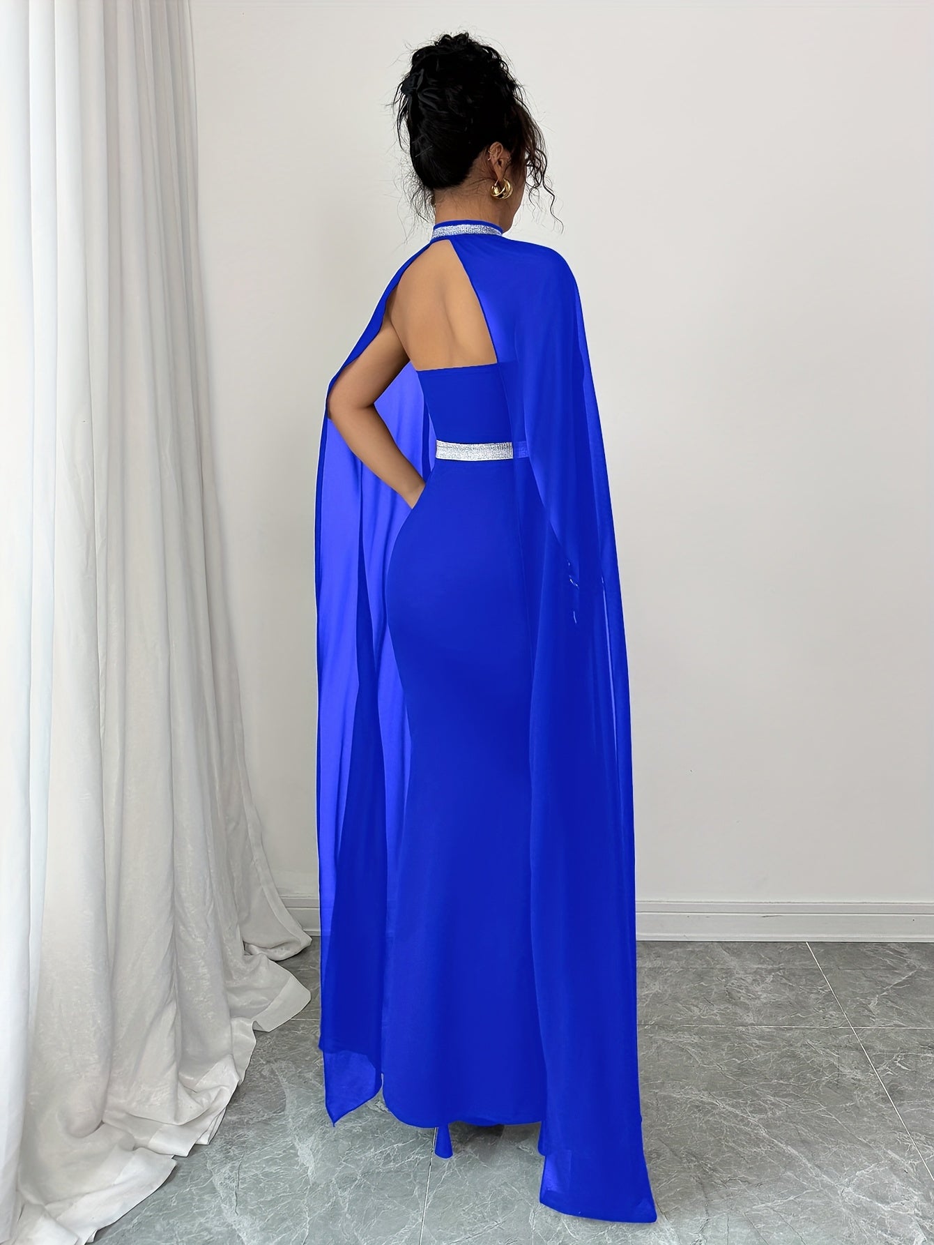 AÉLINE – Robe bandeau fluide à cape