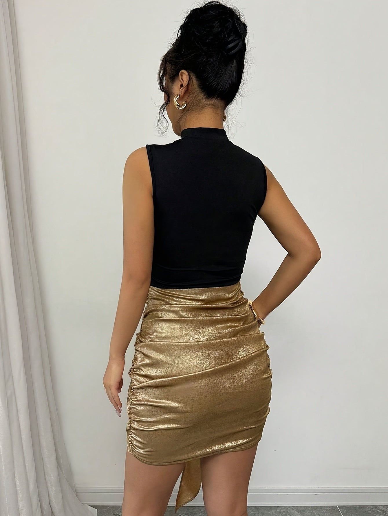 ORÉLIA – Mini robe dorée à volants