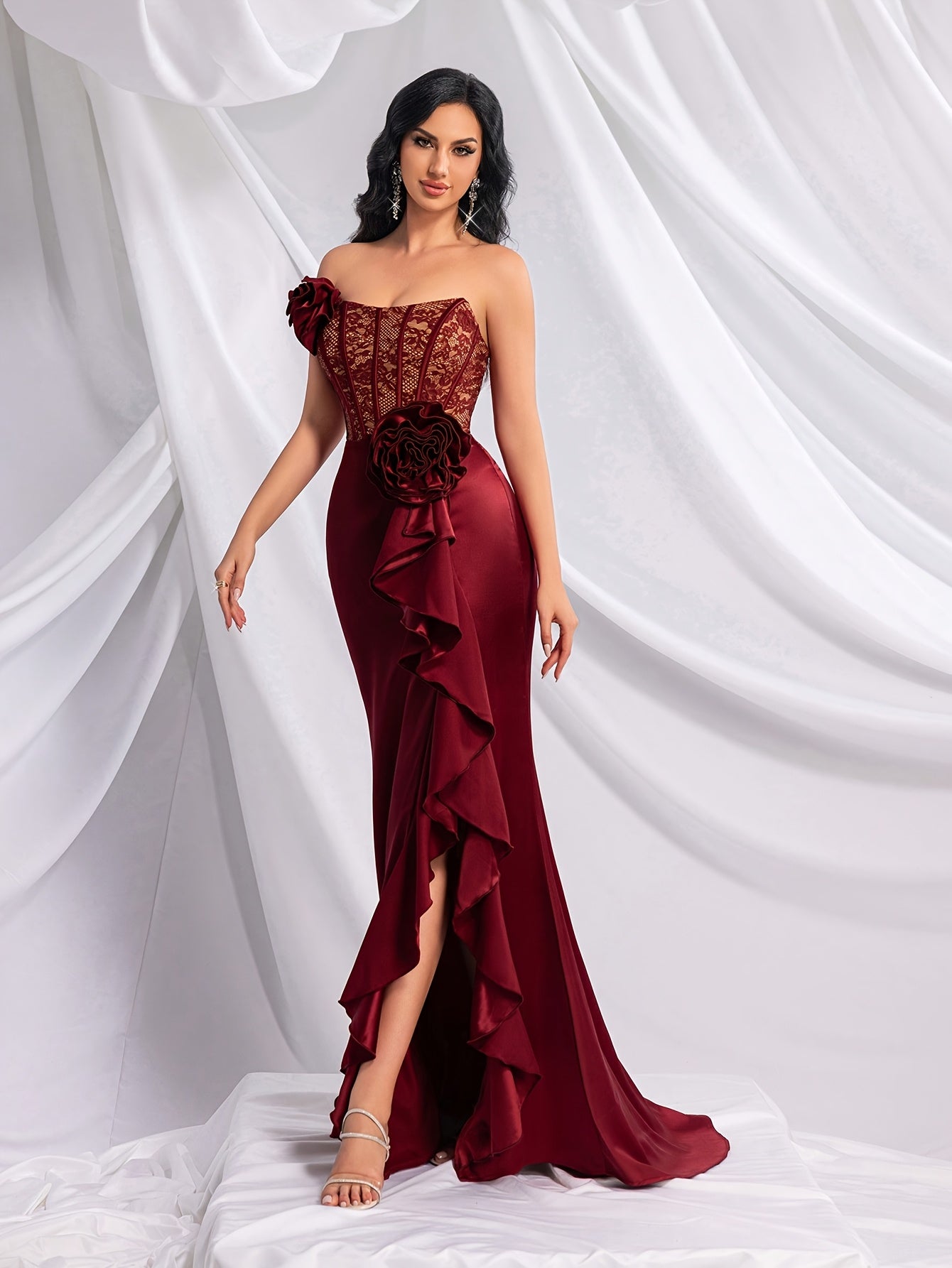 Sirèna – Bustier fleuri rouge, coupe sirène et détails froncés.