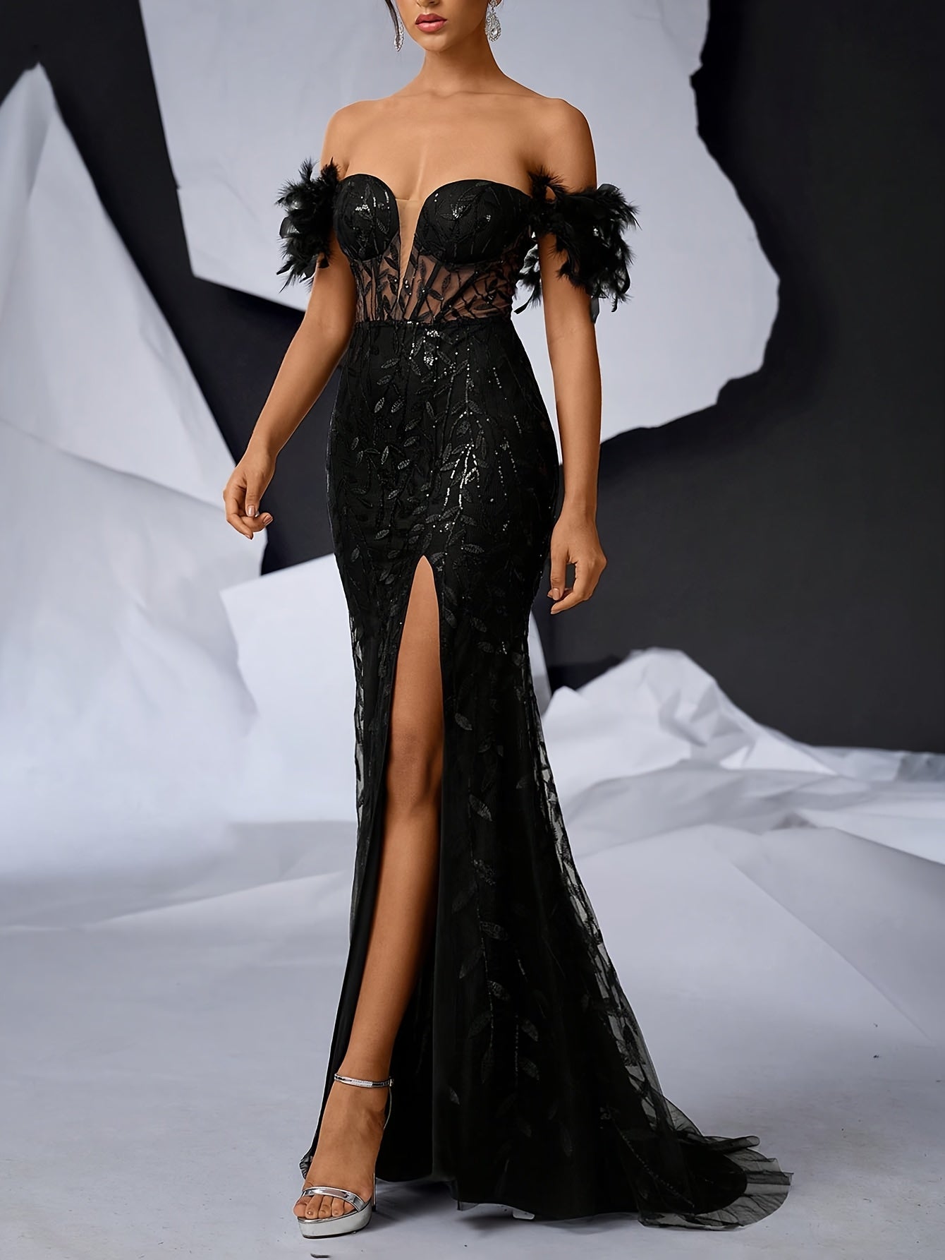 Valencia – Robe Fendue à Plume & Épaule Dénudée