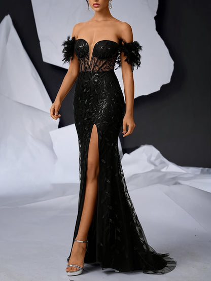 Valencia – Robe Fendue à Plume & Épaule Dénudée