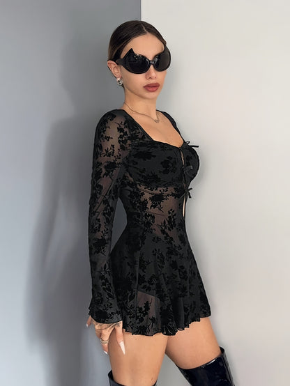 Éclat Carré – Mini robe imprimée à col carré et manches longues