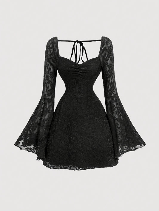 Gothique Dentelle – Manches cloches, dentelle noire, allure vintage chic.