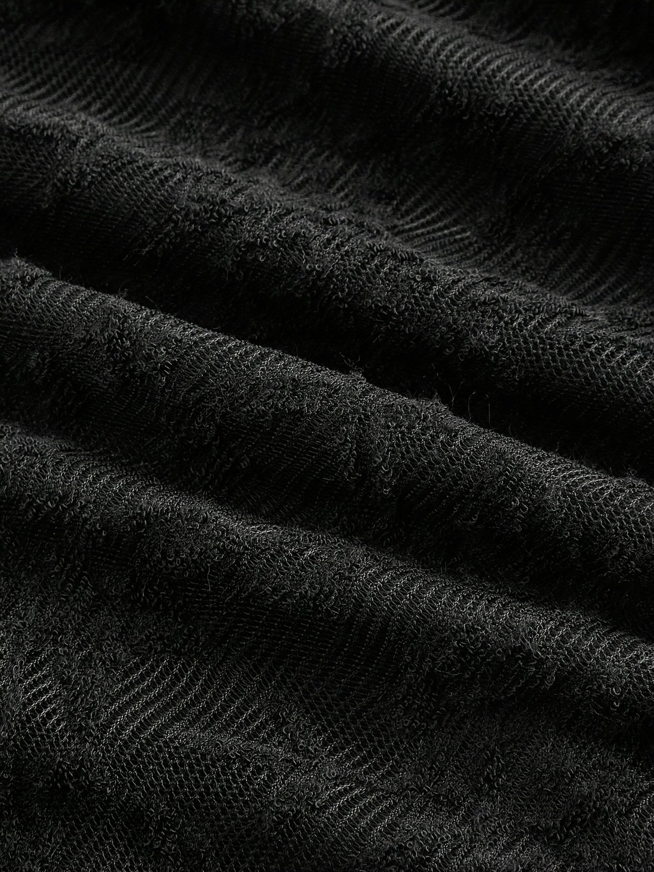 Gothique Dentelle – Manches cloches, dentelle noire, allure vintage chic.