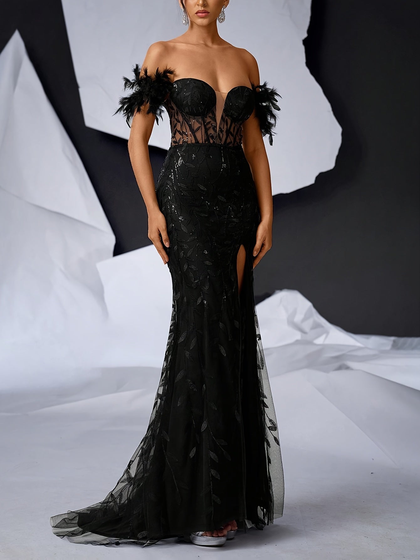 Valencia – Robe Fendue à Plume & Épaule Dénudée