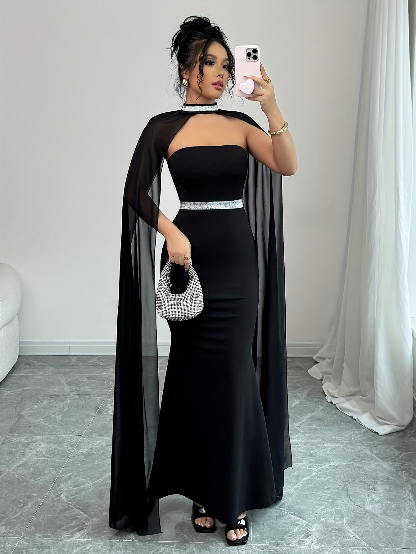 AÉLINE – Robe bandeau fluide à cape