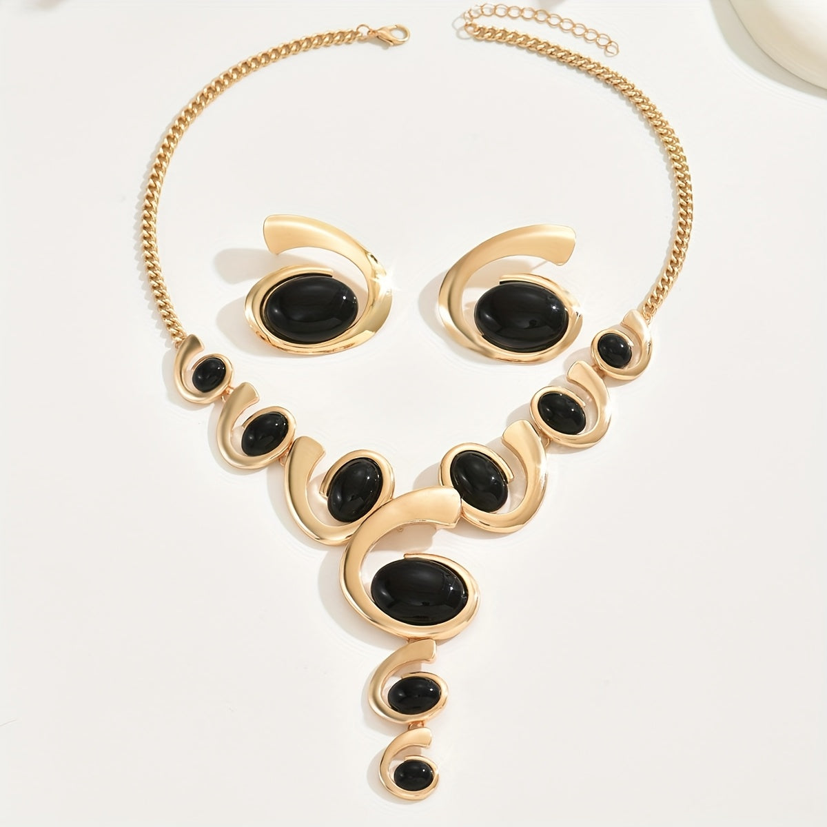 Spirale Bohème -Un design en escargot serti de strass noirs