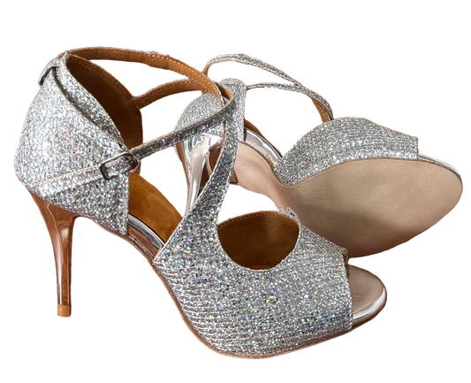 Argenté Hour – Brillance dorée, silhouette sculptée et maintien parfait.