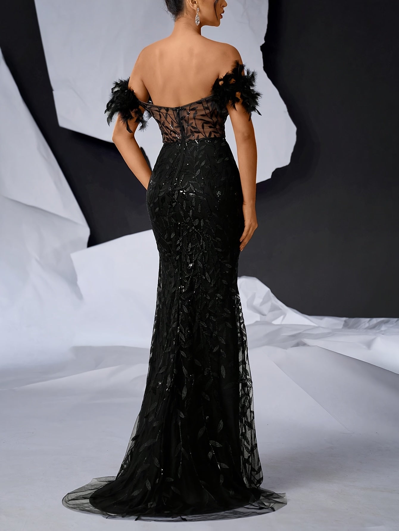 Valencia – Robe Fendue à Plume & Épaule Dénudée