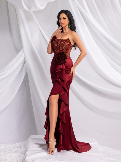 Sirèna – Bustier fleuri rouge, coupe sirène et détails froncés.