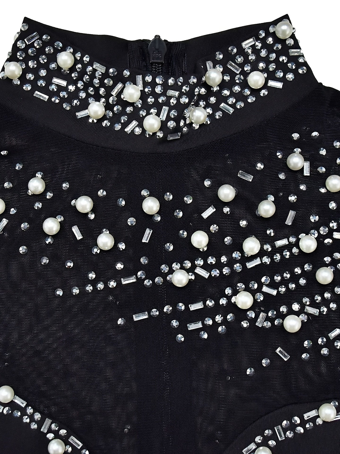 Strass Diva – Maille noire, strass raffinés, allure de star.