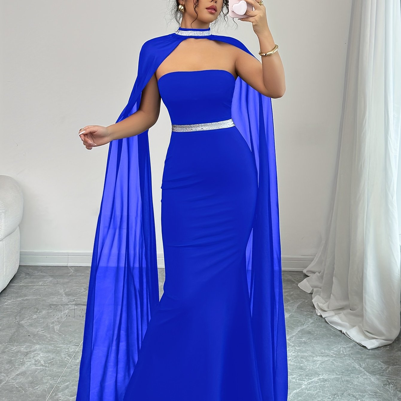 AÉLINE – Robe bandeau fluide à cape