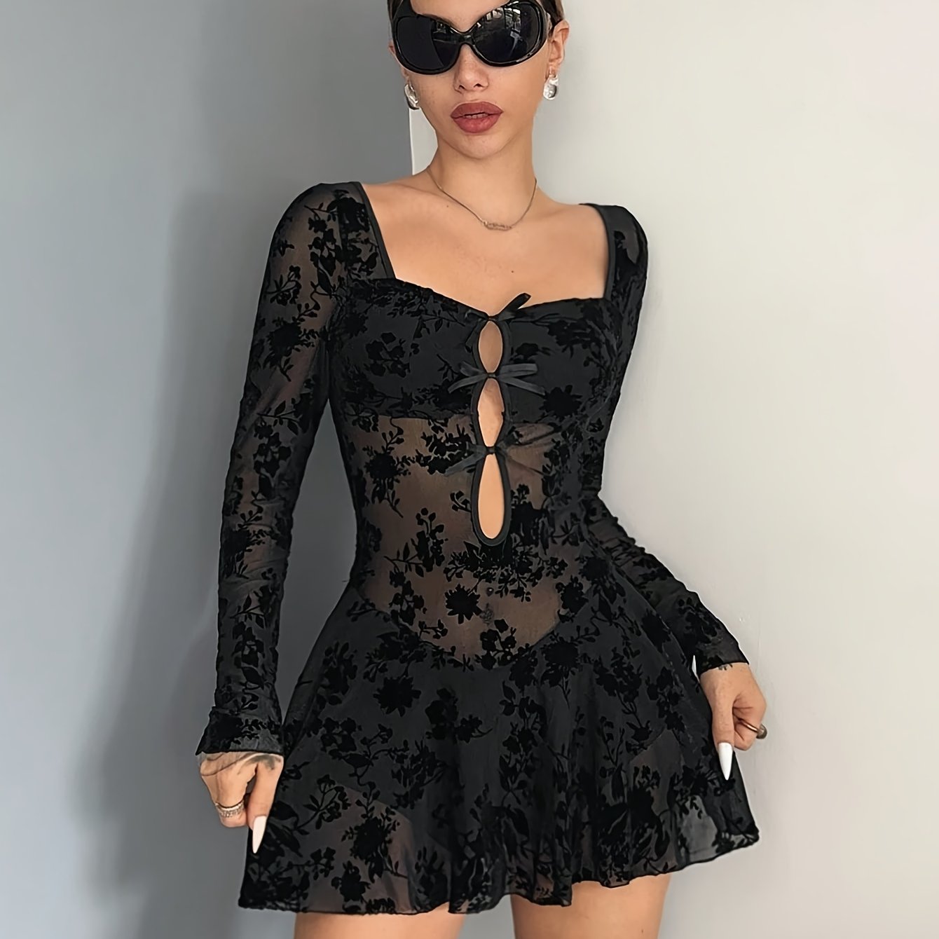 Éclat Carré – Mini robe imprimée à col carré et manches longues