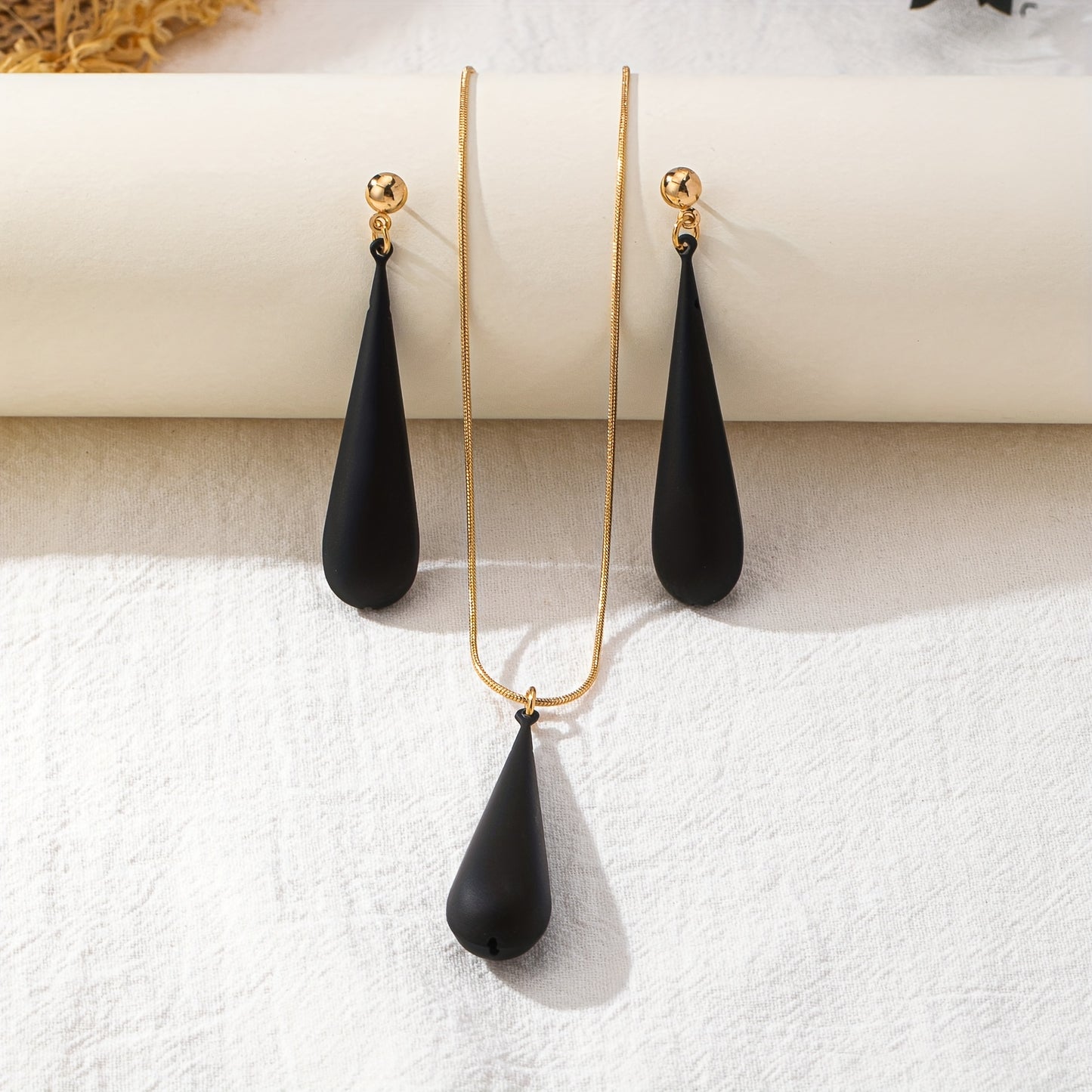 NOIR ÉCLAT – Set élégant Simplicité et distinction à l’européenne.