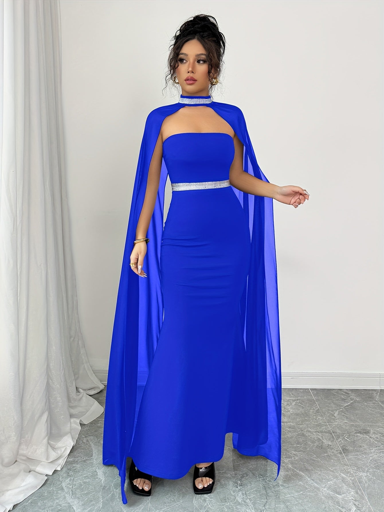 AÉLINE – Robe bandeau fluide à cape