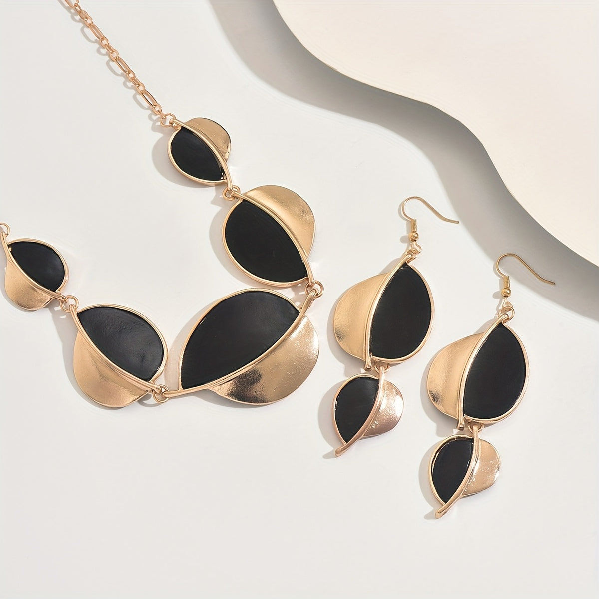 Golden Noir Asymétrie - Élégance moderne dorée et noire