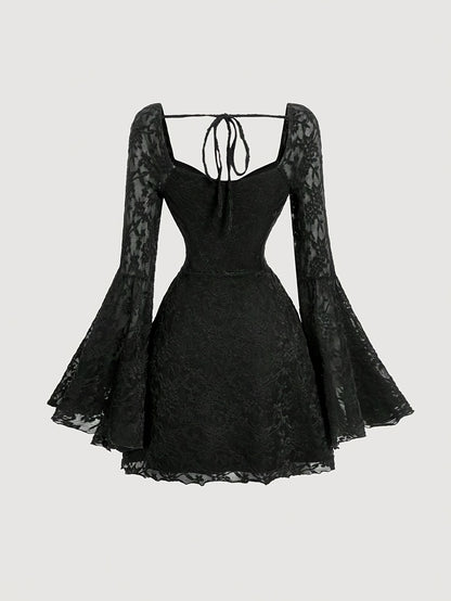 Gothique Dentelle – Manches cloches, dentelle noire, allure vintage chic.