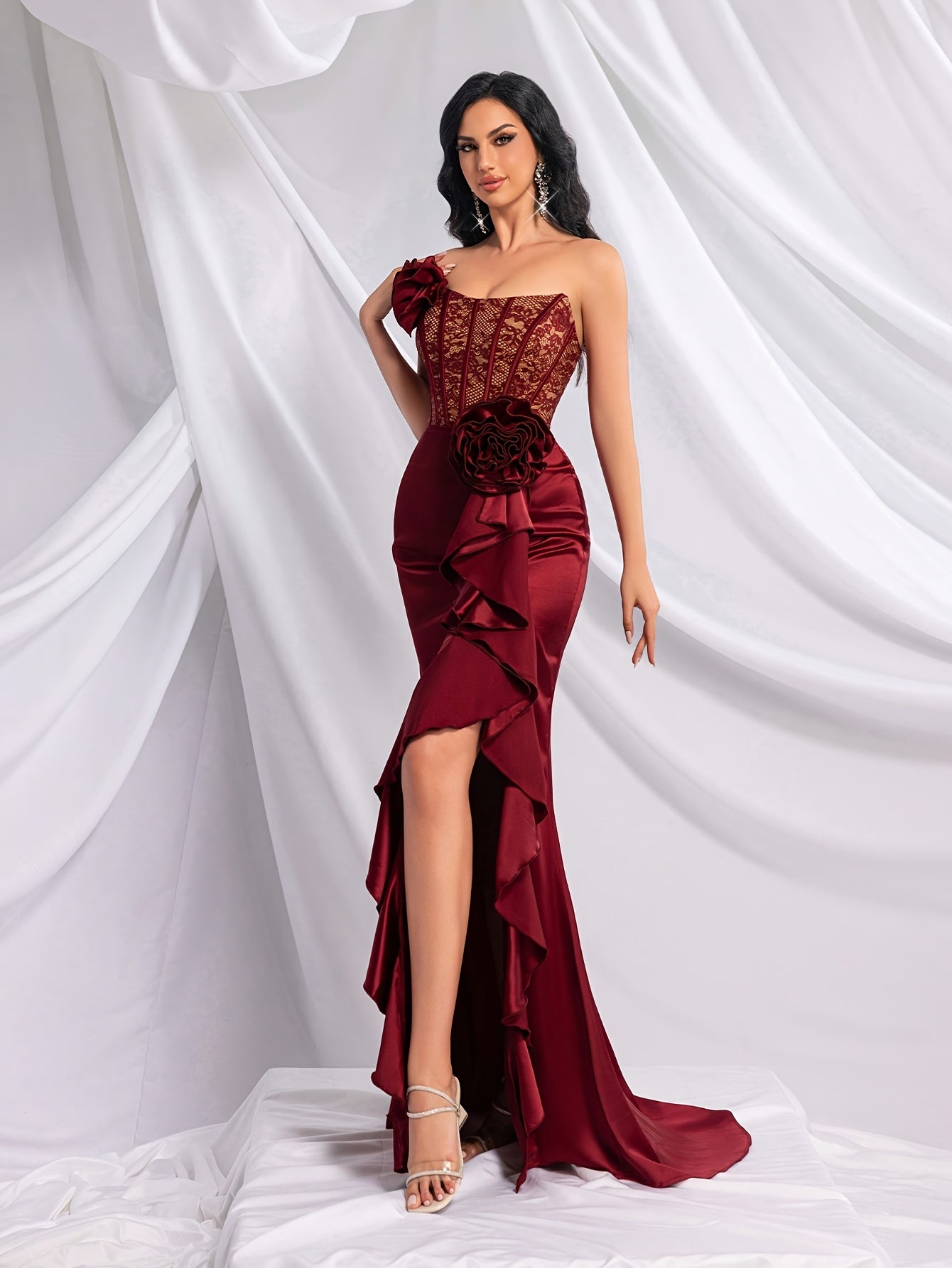 Sirèna – Bustier fleuri rouge, coupe sirène et détails froncés.