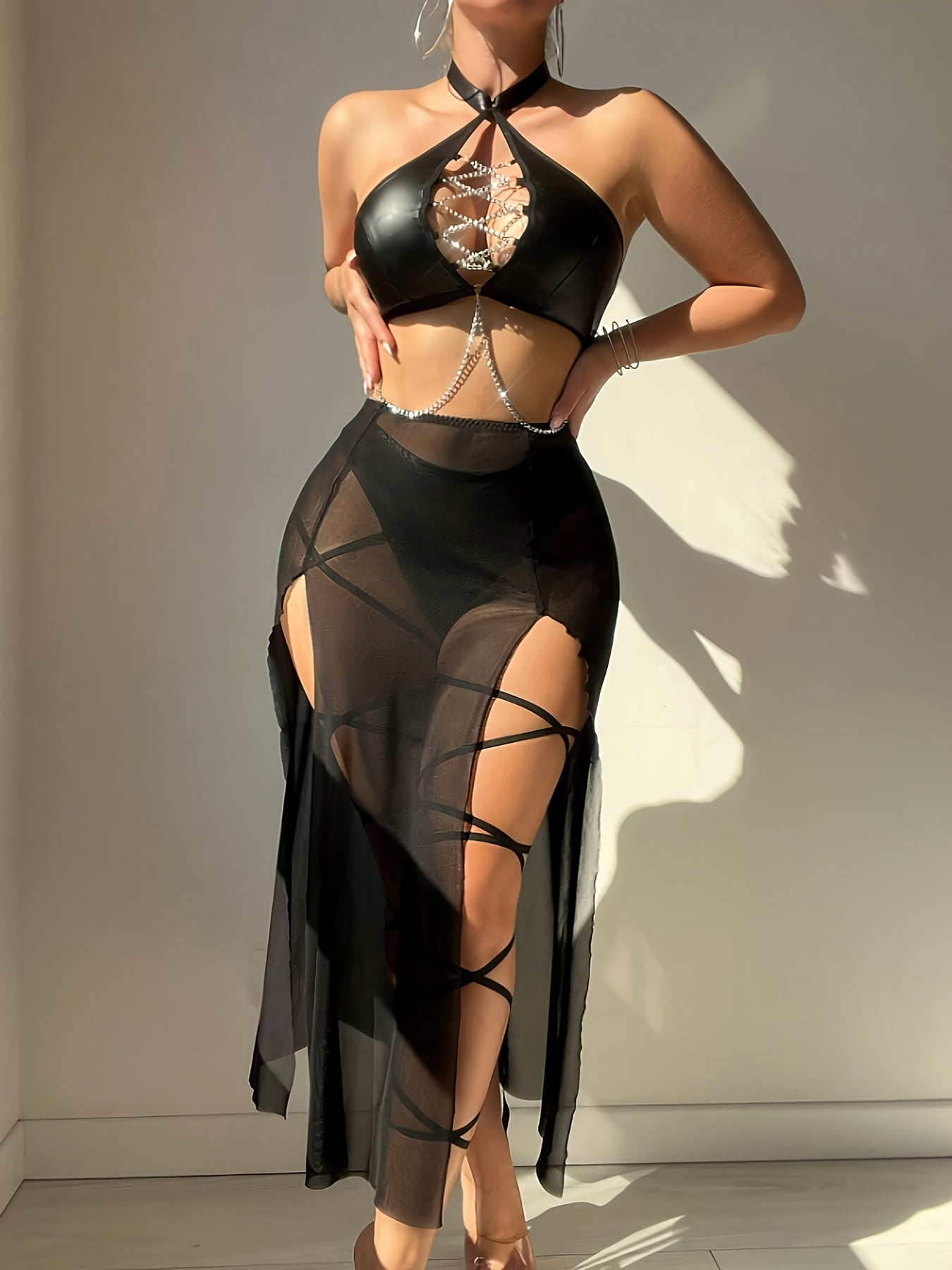 Licou – Bretelles croisées, couleur unie, simplicité sensuelle.