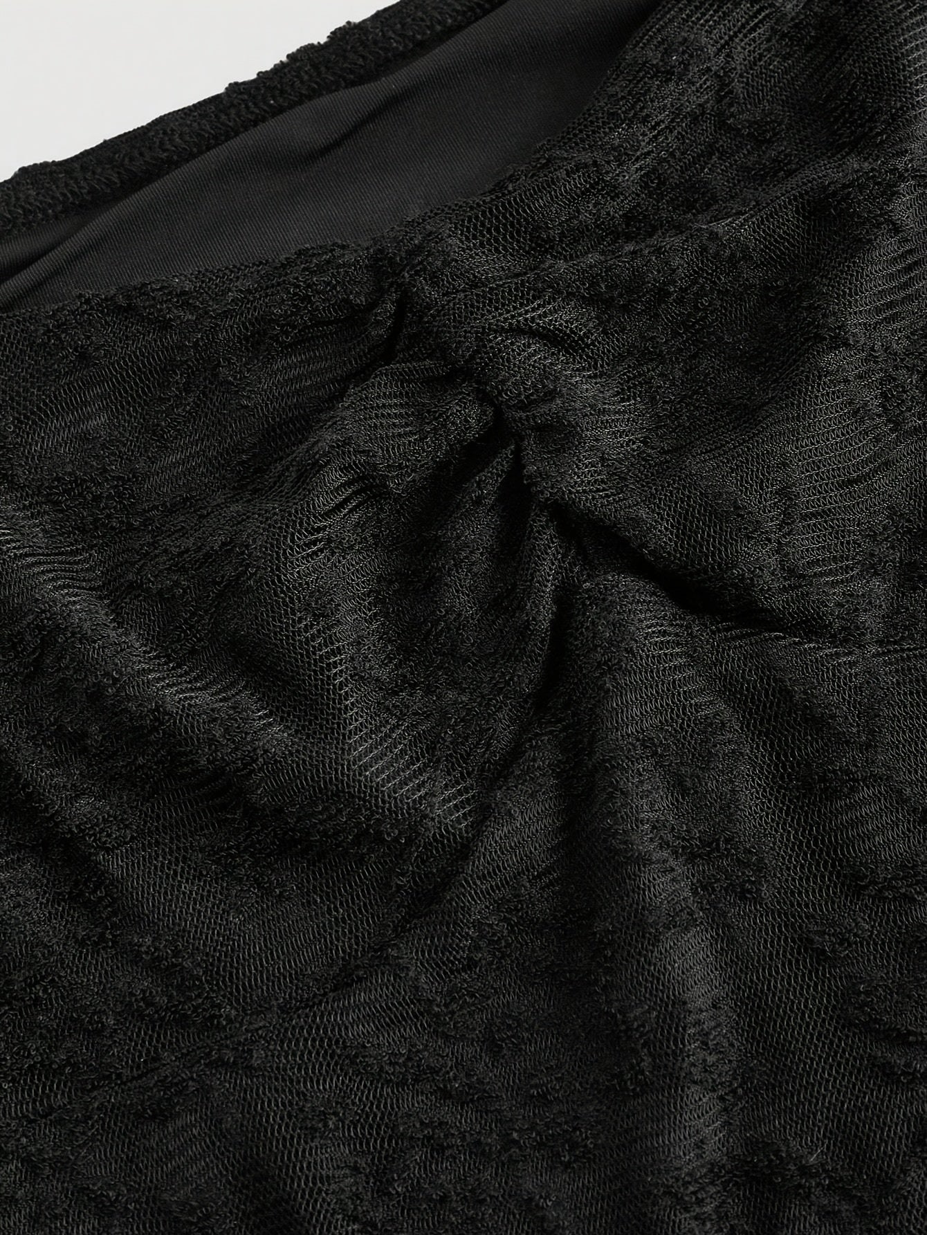 Gothique Dentelle – Manches cloches, dentelle noire, allure vintage chic.