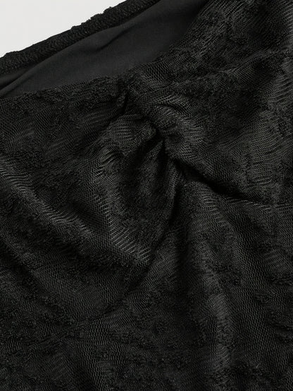 Gothique Dentelle – Manches cloches, dentelle noire, allure vintage chic.