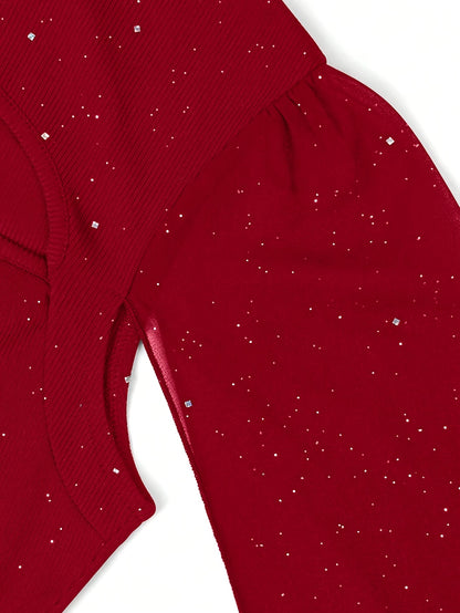 Glam – Col montant, paillettes et transparence délicate.