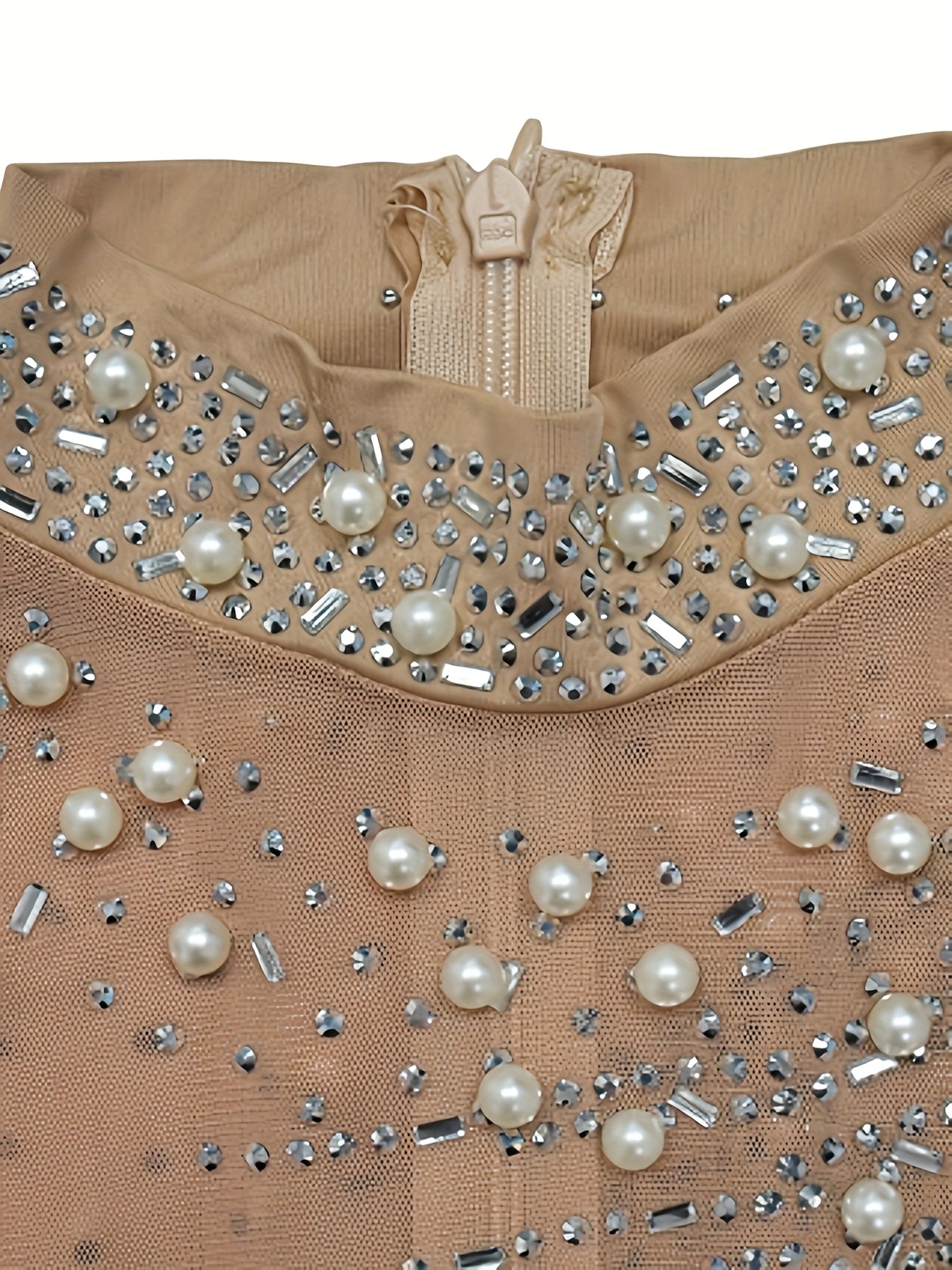 Strass Diva – Maille noire, strass raffinés, allure de star.