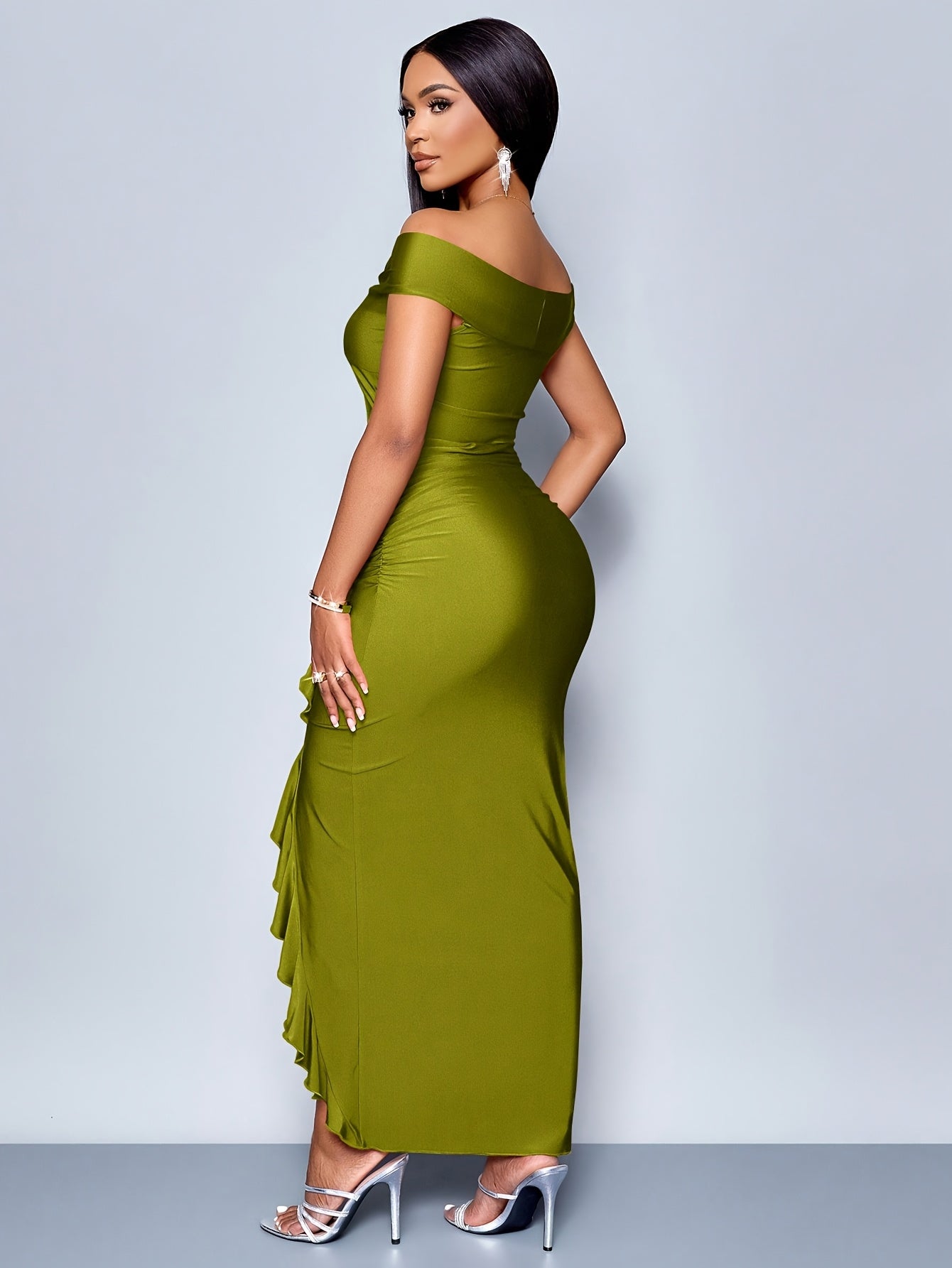 Noire Chic – Robe noire mi-longue asymétrique à taille froncée